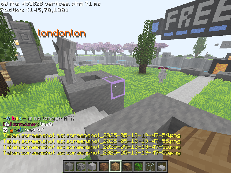 Screenshot of londonlon and snoozer with glitched models. snoozer says 'lmao' and 4 screenshot messages are visible in chat.